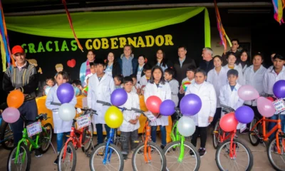 Zdero entregó bicicletas, recuperadas de la causa Barraza, a alumnos de la EEP 646 de Machagai