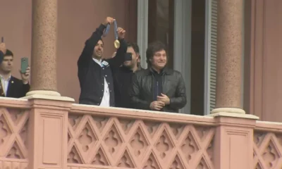 “Maligno” Torres se reunió con Javier Milei y salió al balcón de la Casa Rosada para mostrar su medalla de oro