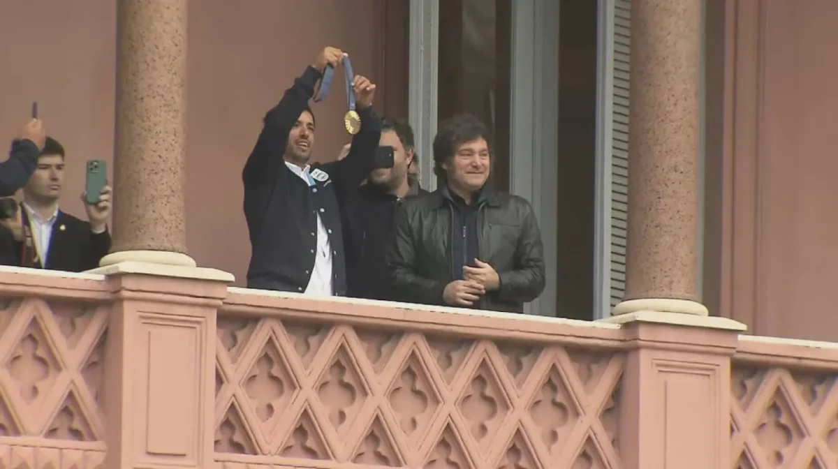 “Maligno” Torres se reunió con Javier Milei y salió al balcón de la Casa Rosada para mostrar su medalla de oro