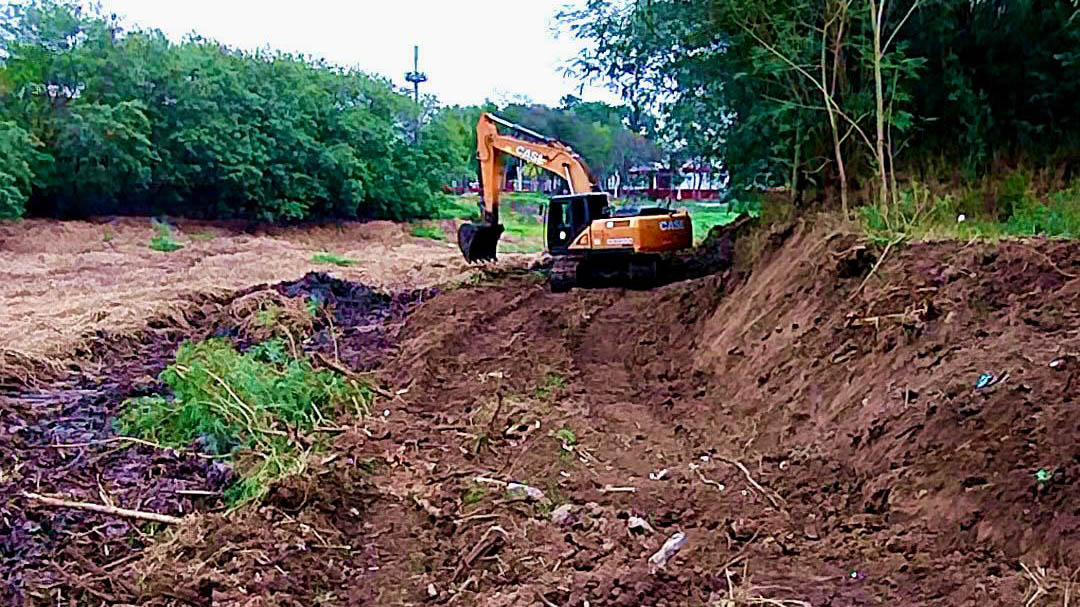 Avanza el plan para mantenimiento de canales rurales, terraplenes y cursos de agua