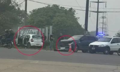 Choque en avenida Sarmiento: un auto terminó incrustado en el cartel frente al shopping