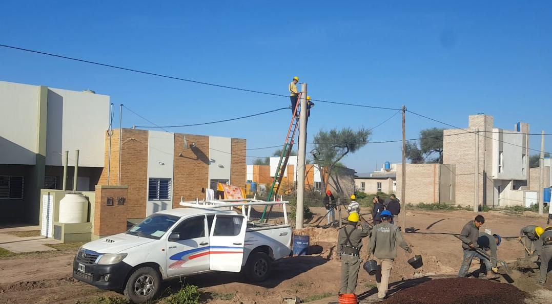 Avanzan las obras de infraestructura en 72 viviendas de Juan José Castelli