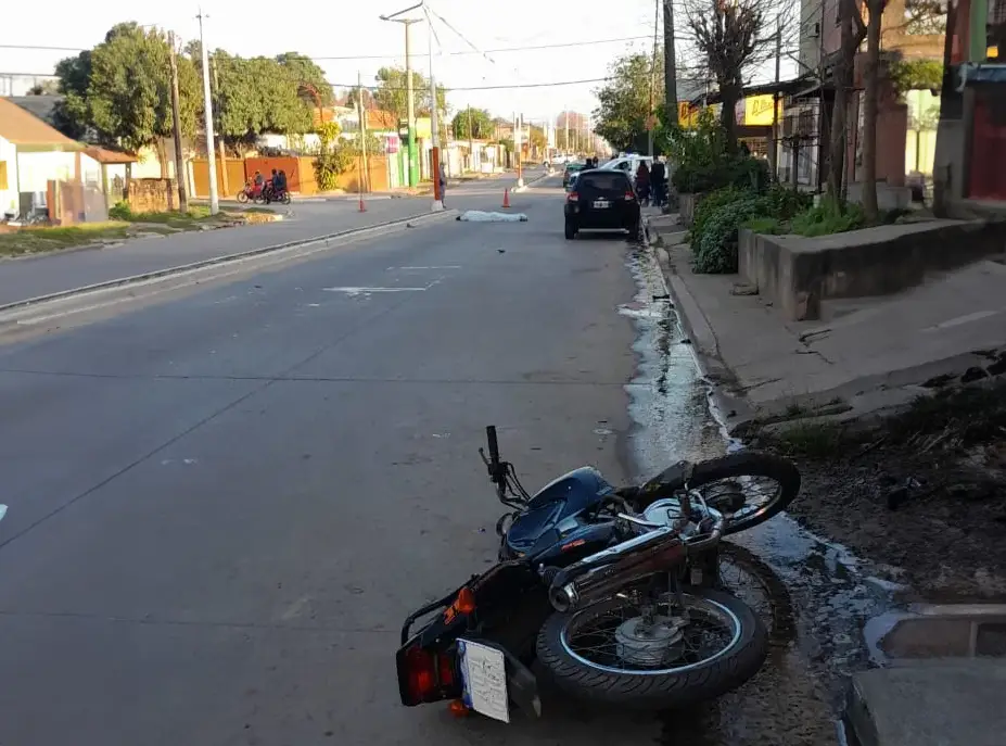 Resistencia: un motociclista murió tras chocar contra un poste de luz