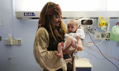 Johnny Depp se disfrazó de Jack Sparrow para visitar a los niños del Hospital de Donostia