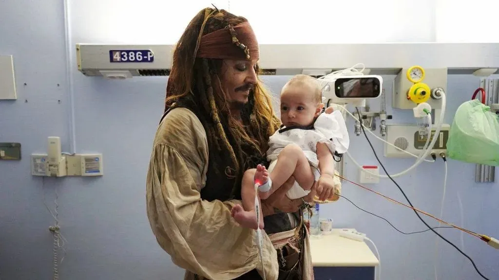 Johnny Depp se disfrazó de Jack Sparrow para visitar a los niños del Hospital de Donostia