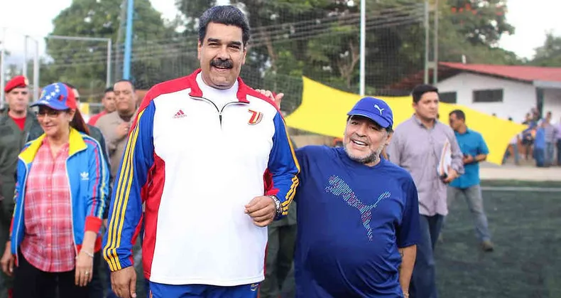 Maduro le pidió al espíritu de Maradona que le “jale las patas” a Milei cuando está dormido