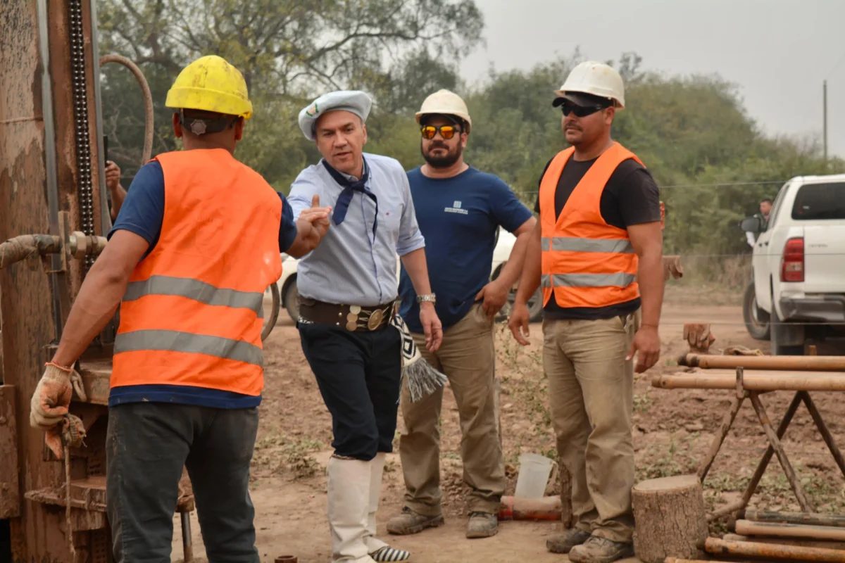 Paraje 4 de Febrero: el Gobernador supervisó la perforación que proveerá agua para la ganadería y agricultura