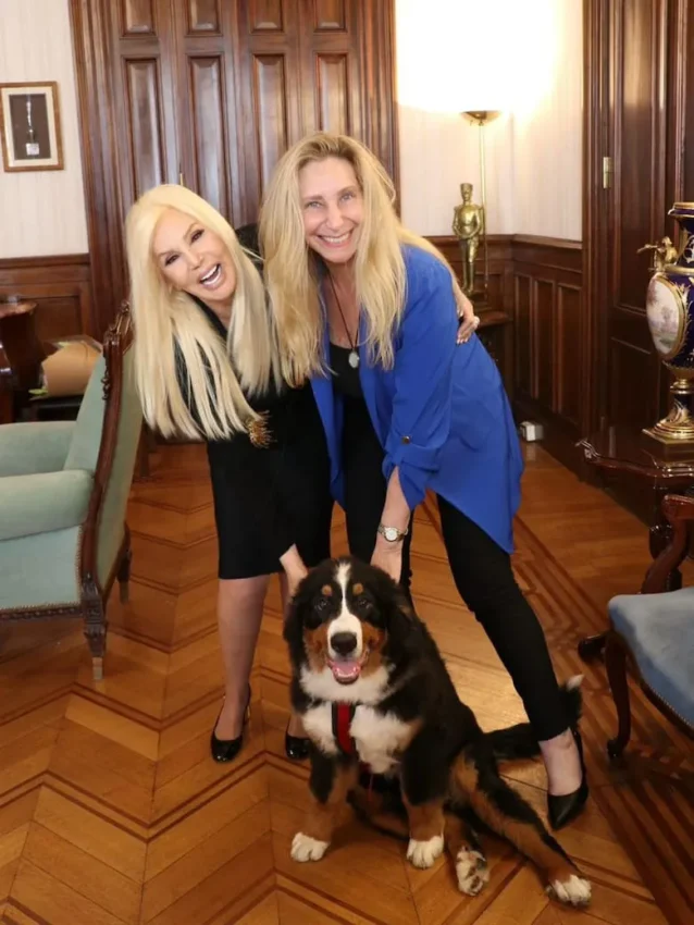 Luego de grabar la entrevista, Milei y Susana se asomaron a uno de los balcones de la Casa Rosada para saludar a los transeúntes.