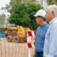 El gobernador Leandro Zdero, junto al ministro de Infraestructura, Obras y Servicios Públicos Hugo Domínguez, estuvieron constatando, este miércoles, las obras de pavimentación que se ejecutan en la avenida 25 de Mayo de Resistencia. Se trata de una primera etapa del proyecto de recuperación de esta vía, que prevé obras hasta la avenida Ávalos. “Es una obra esperada hace muchísimos años, que recupera el perfil comercial y también realza el perfil urbano de la ciudad”, valoró el gobernador. La misma se ejecuta con fondos provinciales, a través del Ministerio de Infraestructura, y en coordinación con la Municipalidad de Resistencia, y las empresas Secheep y Sameep. Las autoridades constataron el avance de obra, en el marco de la primera etapa que incluye la recuperación de cuadras doble mano. El proyecto integral apunta a repavimentar la Avenida hasta el triángulo ubicado en la conexión con la Autovía Ruta Nacional 11. “Se está avanzando de manera rápida gracias a la articulación permanente con las distintas áreas y prevemos se finalice en menos de un mes”, agregó el gobernador. “La avenida tenía muchos baches”, remarcó y mencionó que se hizo trabajo de bacheo, limpieza de desagües, después recapado, y luego se realiza la terminación en señalización, iluminación y parquizado. Asimismo, el Gobernador destacó en paralelo que están en marcha obras de pavimentación en la avenida 9 de Julio: “Estamos trabajando en estas dos arterias porque son la espina dorsal que une todo el área metropolitana”, valoró. Por su parte, el ministro de Infraestructura del Chaco, Hugo Domínguez, aseguró que con estas obras “se está recuperando la ciudad. Desde enero hemos hecho un plan de intervención en la ciudad junto a la Municipalidad, Secheep y Sameep y ahora estamos trabajando en un plan de iluminación en toda la ciudad”, precisó. “Con los recursos bajos que tenemos, estamos haciendo lo que había que hacer”, concluyó el funcionario provincial.