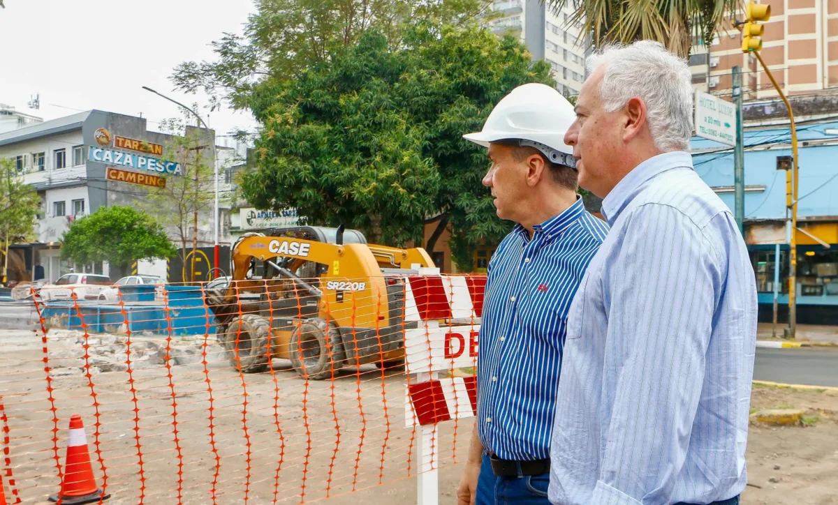 El gobernador Leandro Zdero, junto al ministro de Infraestructura, Obras y Servicios Públicos Hugo Domínguez, estuvieron constatando, este miércoles, las obras de pavimentación que se ejecutan en la avenida 25 de Mayo de Resistencia. Se trata de una primera etapa del proyecto de recuperación de esta vía, que prevé obras hasta la avenida Ávalos. “Es una obra esperada hace muchísimos años, que recupera el perfil comercial y también realza el perfil urbano de la ciudad”, valoró el gobernador. La misma se ejecuta con fondos provinciales, a través del Ministerio de Infraestructura, y en coordinación con la Municipalidad de Resistencia, y las empresas Secheep y Sameep. Las autoridades constataron el avance de obra, en el marco de la primera etapa que incluye la recuperación de cuadras doble mano. El proyecto integral apunta a repavimentar la Avenida hasta el triángulo ubicado en la conexión con la Autovía Ruta Nacional 11. “Se está avanzando de manera rápida gracias a la articulación permanente con las distintas áreas y prevemos se finalice en menos de un mes”, agregó el gobernador. “La avenida tenía muchos baches”, remarcó y mencionó que se hizo trabajo de bacheo, limpieza de desagües, después recapado, y luego se realiza la terminación en señalización, iluminación y parquizado. Asimismo, el Gobernador destacó en paralelo que están en marcha obras de pavimentación en la avenida 9 de Julio: “Estamos trabajando en estas dos arterias porque son la espina dorsal que une todo el área metropolitana”, valoró. Por su parte, el ministro de Infraestructura del Chaco, Hugo Domínguez, aseguró que con estas obras “se está recuperando la ciudad. Desde enero hemos hecho un plan de intervención en la ciudad junto a la Municipalidad, Secheep y Sameep y ahora estamos trabajando en un plan de iluminación en toda la ciudad”, precisó. “Con los recursos bajos que tenemos, estamos haciendo lo que había que hacer”, concluyó el funcionario provincial.