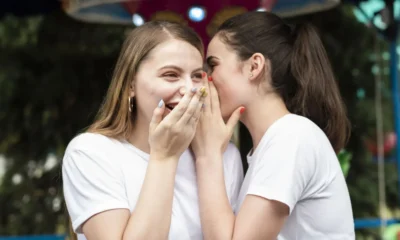 Un estudio reveló que el chisme aumenta la felicidad y reduce el estrés