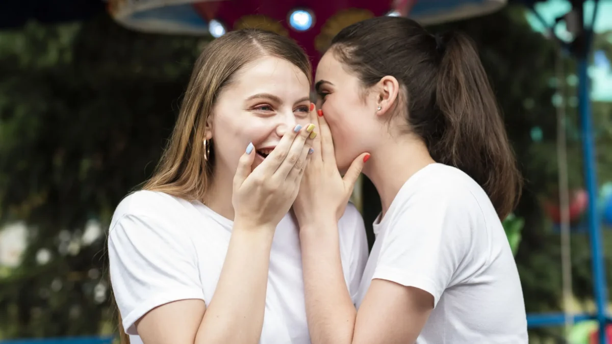 Un estudio reveló que el chisme aumenta la felicidad y reduce el estrés