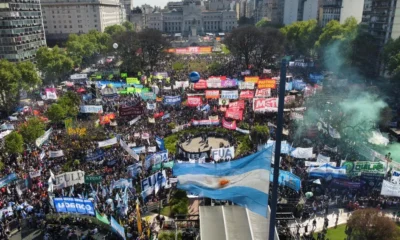 Docentes y estudiantes marcharon al Congreso para pedirle a Milei que “promulgue” la Ley de Financiamiento Educativo