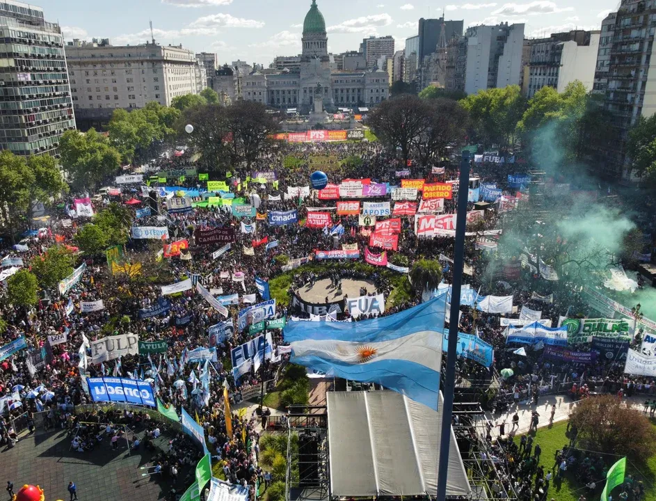 Docentes y estudiantes marcharon al Congreso para pedirle a Milei que “promulgue” la Ley de Financiamiento Educativo