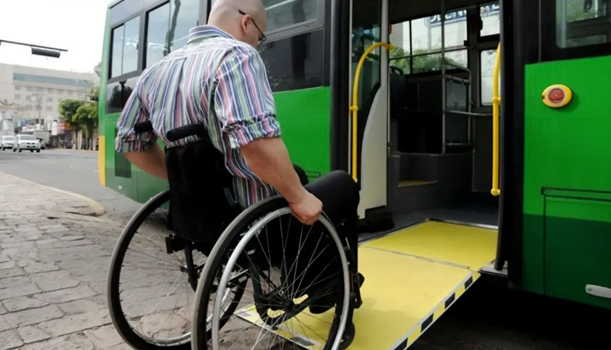 El Gobierno presentó una medida cautelar para garantizar transporte gratuito a personas con discapacidad