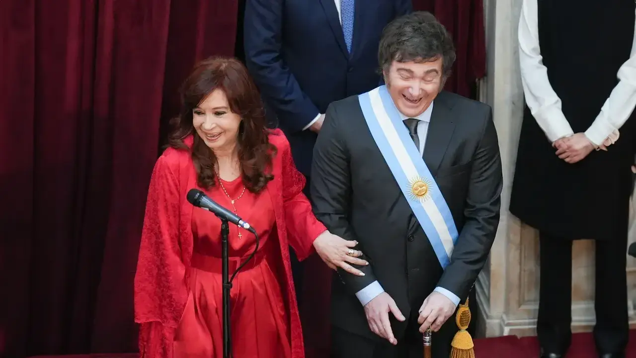 “Le cuesta más entender una metáfora que mostrar su título de abogada”: la respuesta de Milei a Cristina Kirchner