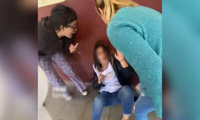 Impactante video: en Buenos Aires, madres atacaron a golpes a una maestra a la salida de una escuela