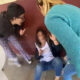 Impactante video: en Buenos Aires, madres atacaron a golpes a una maestra a la salida de una escuela