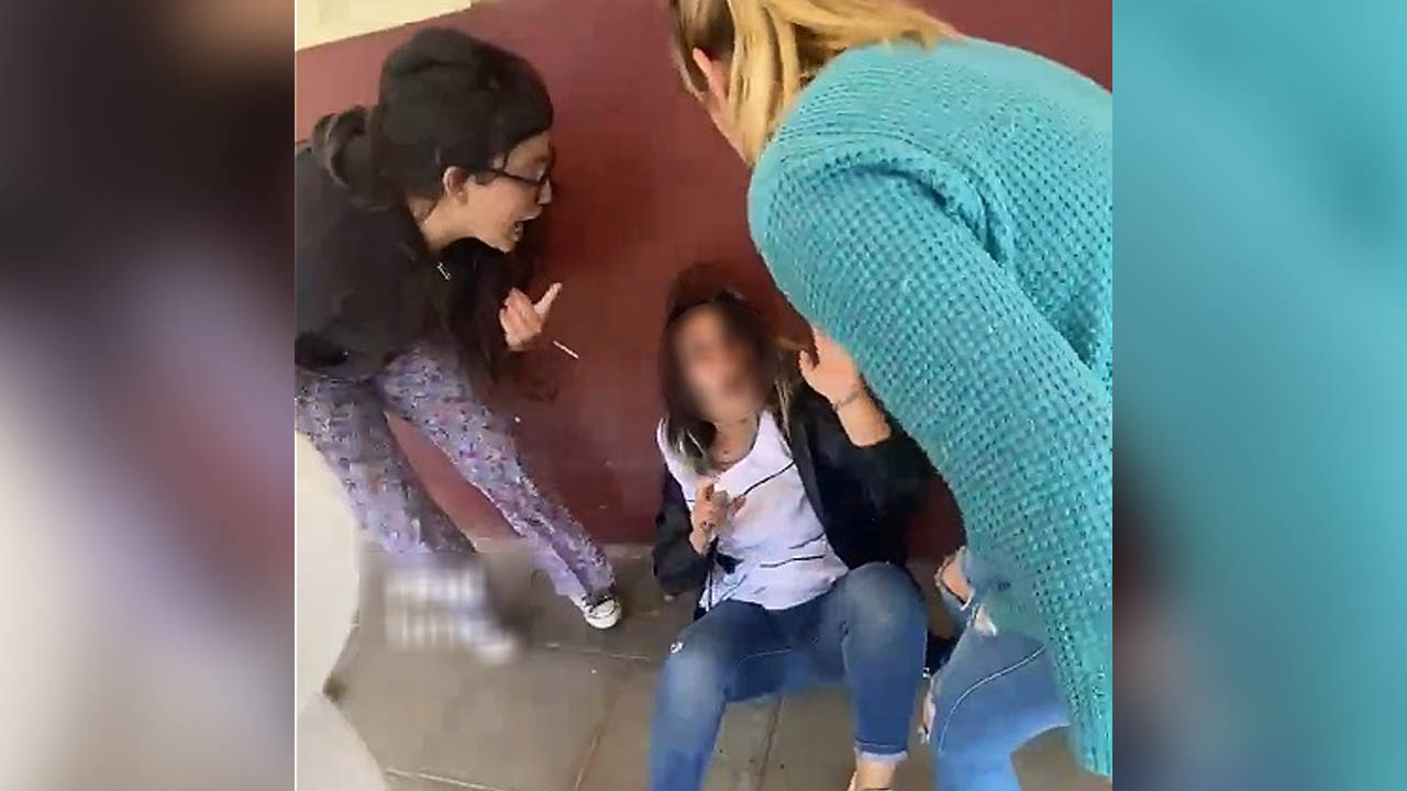 Impactante video: en Buenos Aires, madres atacaron a golpes a una maestra a la salida de una escuela