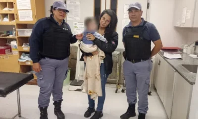 Policías le salvaron la vida a un bebé que se ahogaba