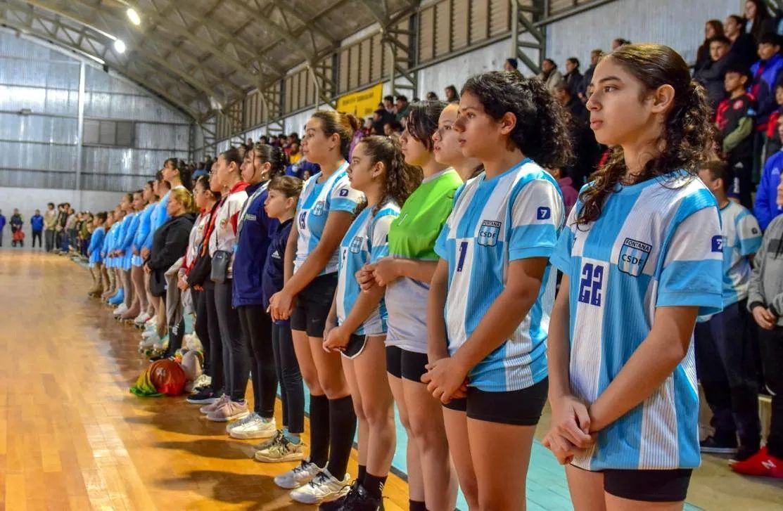 "Chaco Juega": 350 jóvenes deportistas chaqueños parten rumbo a Mar del Plata