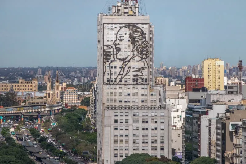 Subasta, viviendas o cierre: el Gobierno define el futuro del edificio con la imagen de Evita