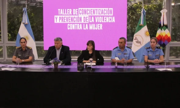 Schneider encabezó taller de concientización y prevención contra la violencia hacia las mujeres