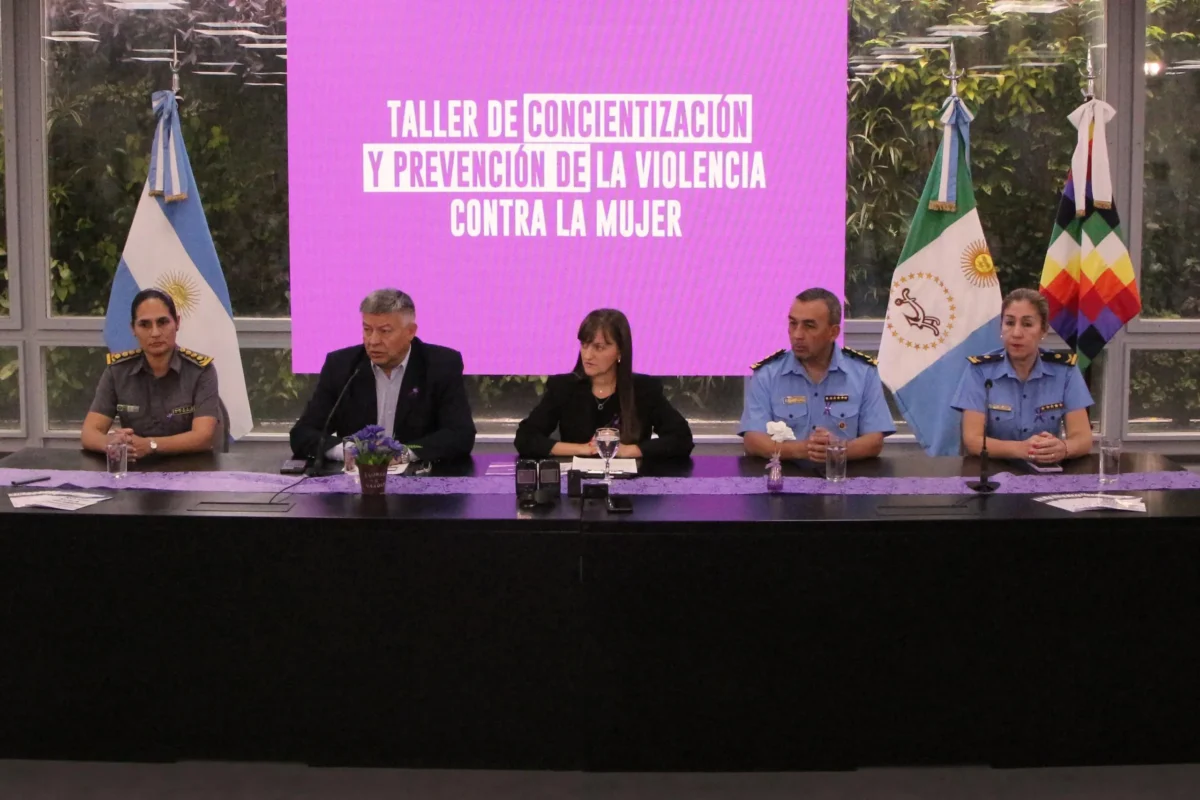 Schneider encabezó taller de concientización y prevención contra la violencia hacia las mujeres