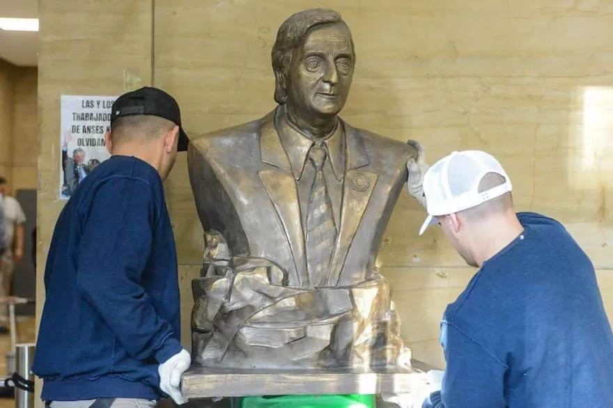 Pettovello retiró el busto de Néstor Kirchner de una sede de Anses: se lo llevaron en camioneta