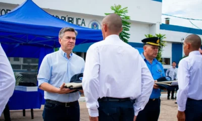 Zdero entregó uniformes a los alumnos de la escuela de Policía y ratificó el compromiso de la seguridad