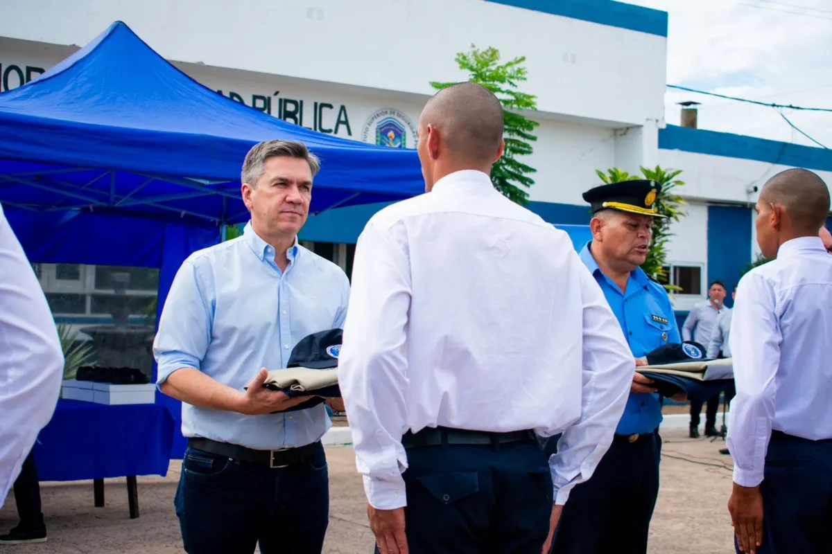 Zdero entregó uniformes a los alumnos de la escuela de Policía y ratificó el compromiso de la seguridad