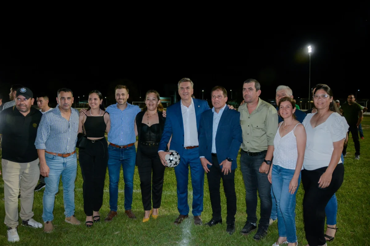 Zdero inauguró la iluminación artificial en el Club Social y Deportivo Municipal Roca 38 Zdero inauguró la iluminación artificial en el Club Social y Deportivo Municipal Roca