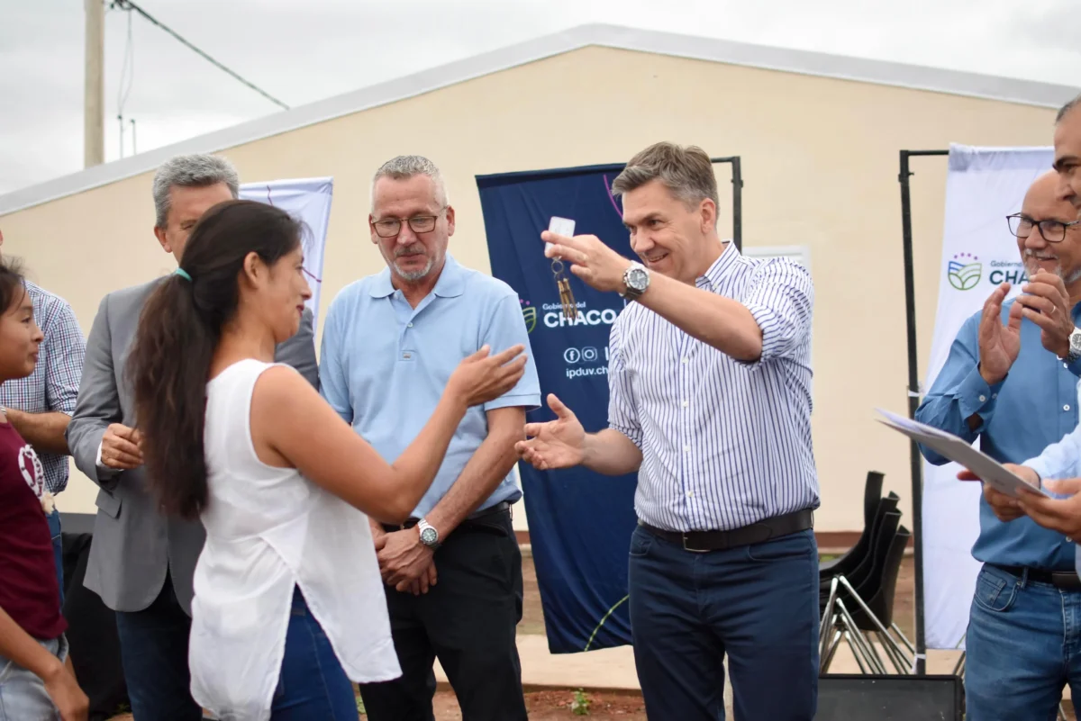 Zdero entregó viviendas para familias de Concepción del Bermejo