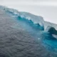 El iceberg más grande del mundo se desprendió y navega por el océano: qué impacto tendrá