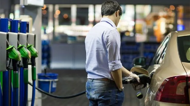 Permitirán que los conductores puedan cargar nafta en las estaciones de servicio