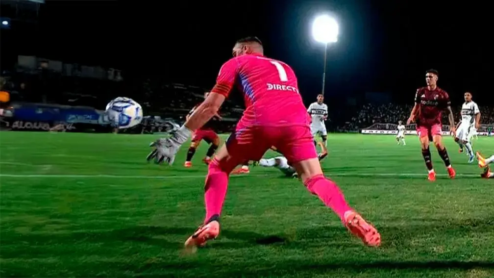 River empezó perdiendo el partido con un error insólito de Armani, pero consiguió el alivio sobre el final