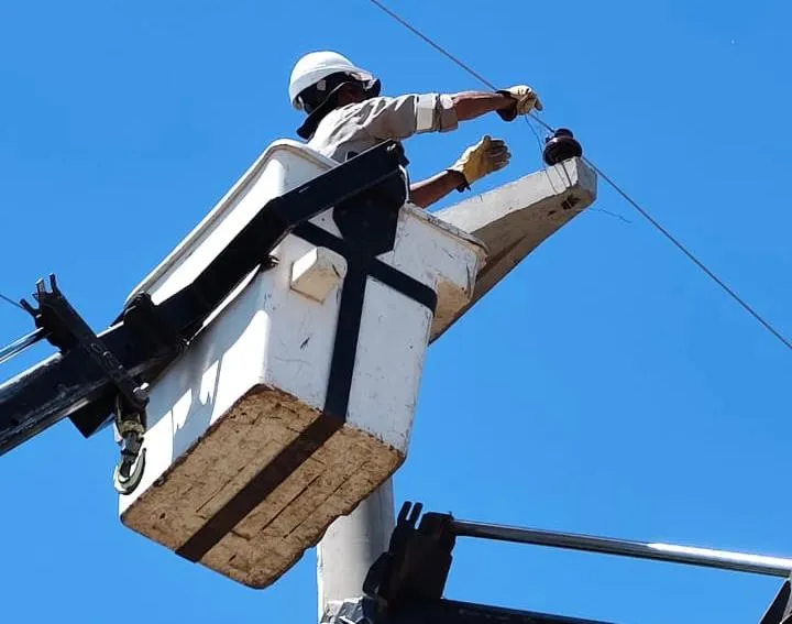 Secheep lleva a cabo trabajos para mejorar el suministro eléctrico en la zona rural de Colonia Elisa