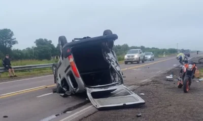 Accidente en ruta 11: volcó una camioneta en la que viajaban cinco personas