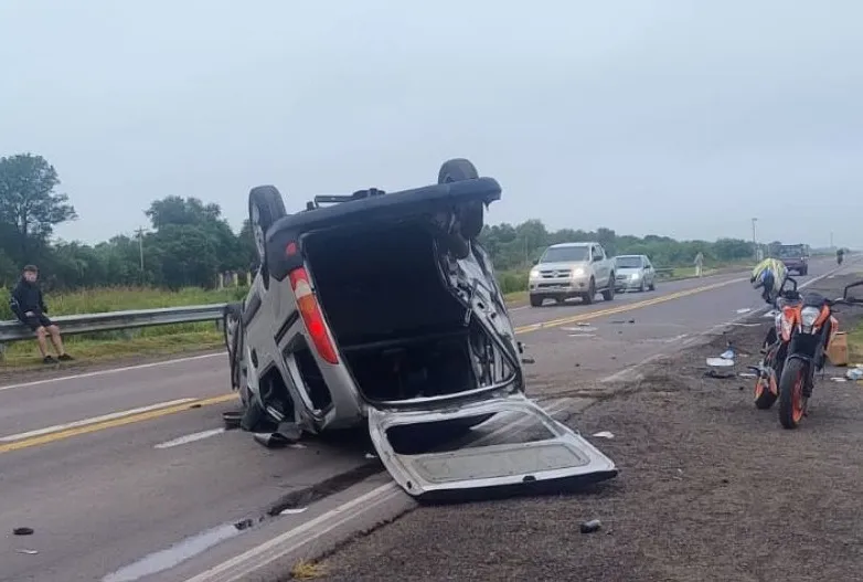 Accidente en ruta 11: volcó una camioneta en la que viajaban cinco personas