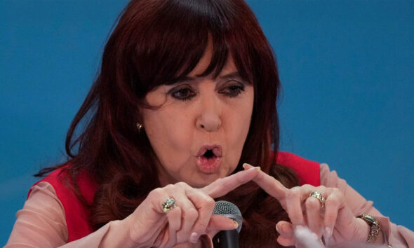 Cristina Kirchner contra Milei: “Terminás haciendo lo mismo que Macri: tirás la toalla y le pedís un préstamo al FMI”