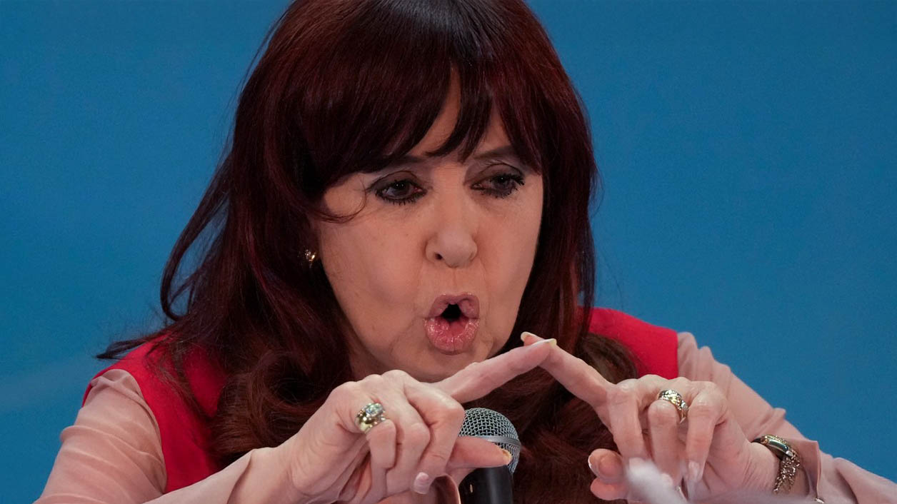 Cristina Kirchner contra Milei: “Terminás haciendo lo mismo que Macri: tirás la toalla y le pedís un préstamo al FMI”