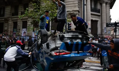 Graves destrozos e incidentes de los barras en la marcha por los jubilados al Congreso