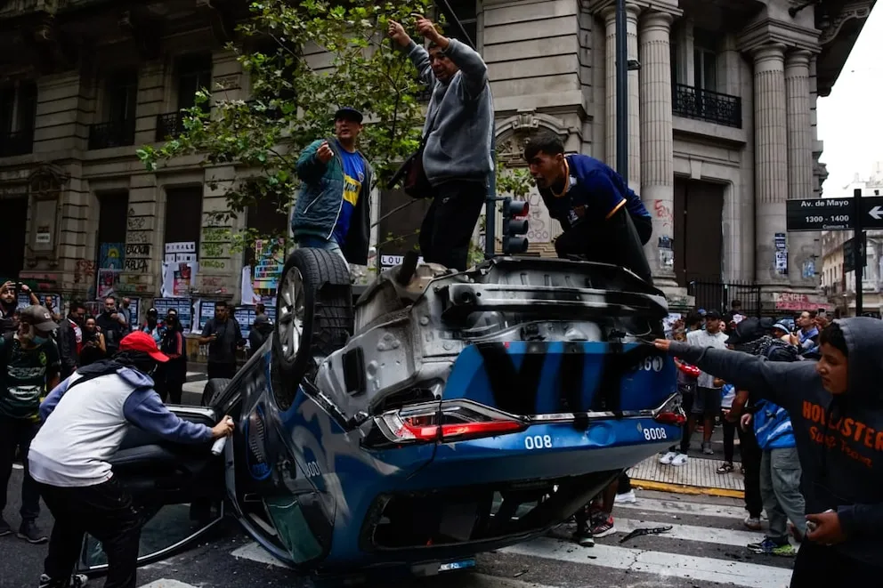 Graves destrozos e incidentes de los barras en la marcha por los jubilados al Congreso