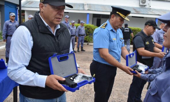 Entregaron armas reglamentarias a 391 nuevos agentes de policía
