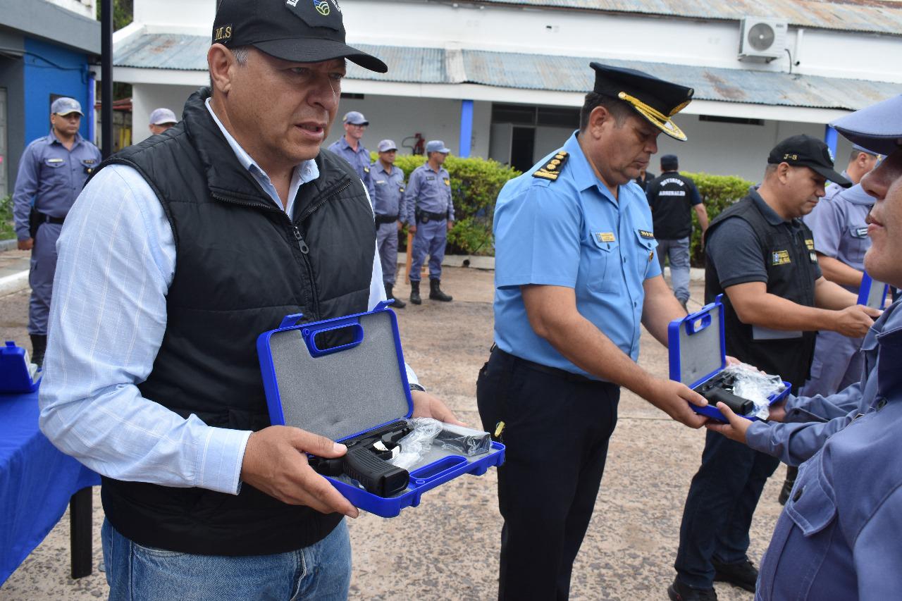 Entregaron armas reglamentarias a 391 nuevos agentes de policía 53 Entregaron armas reglamentarias a 391 nuevos agentes de policía