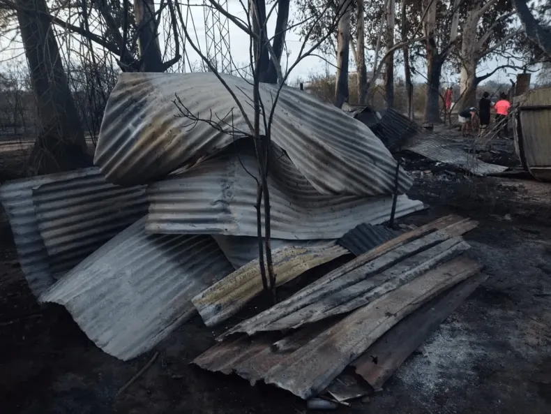 Conmoción en Puerto Tirol: una familia perdió todo tras incendiarse su vivienda