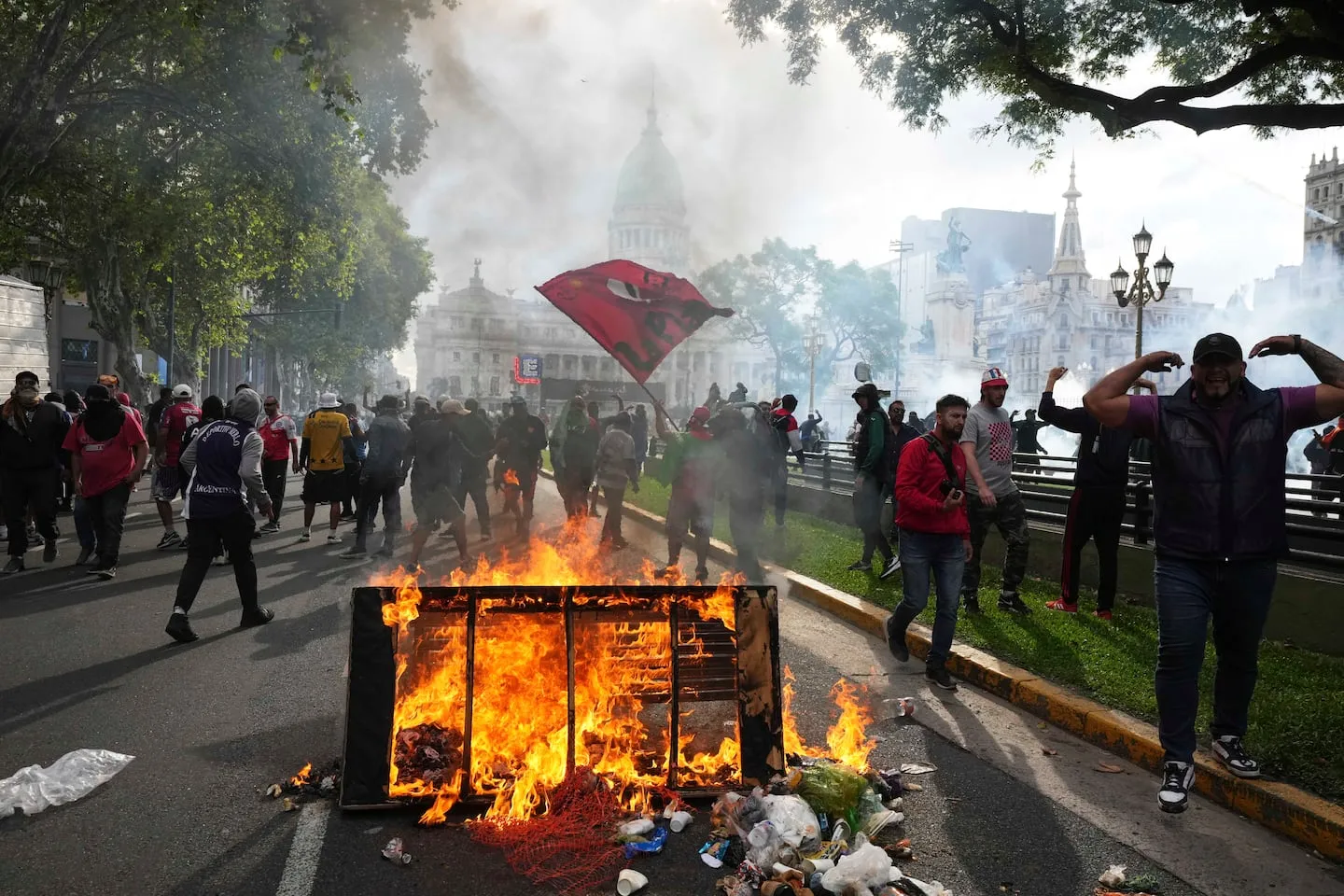La reacción del Gobierno a la violenta marcha de los barras: “Esto es lo que la gente no quiere más” 36 La reacción del Gobierno a la violenta marcha de los barras: “Esto es lo que la gente no quiere más”