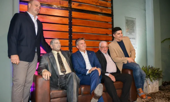 Inauguraron en la Casa de las Culturas una escultura de Fabriciano Gómez