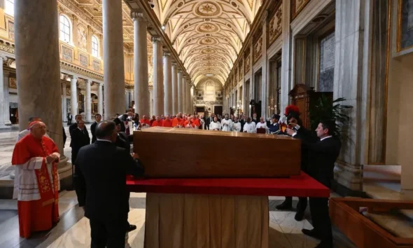 Luego de un multitudinario funeral, el papa Francisco ya descansa en la basílica de Santa María la Mayor