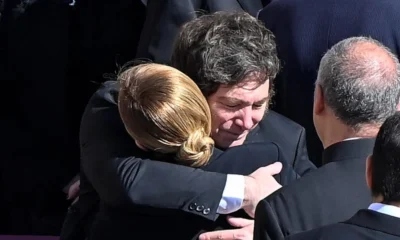 En un almuerzo informal y con un abrazo en el funeral del Papa, Milei y Meloni se mostraron juntos en Roma